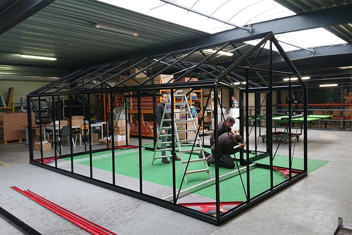 Montaż szklarni ogrodowej w firmie