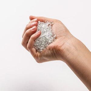 Dłoń trzymająca szkło