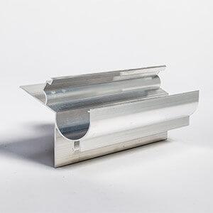 Szerokie odpływy szklarni ogrodowej