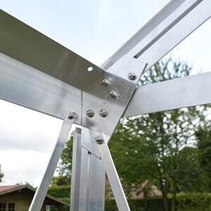 Wzmocnienia przeciwwiatrowe szklarni ogrodowej