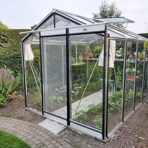 Szklarnia z prostymi ścianami