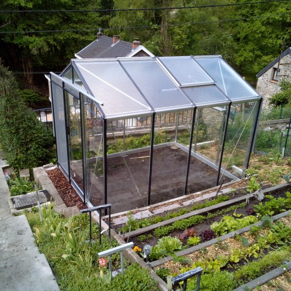 Szklarnia z prostymi ścianami