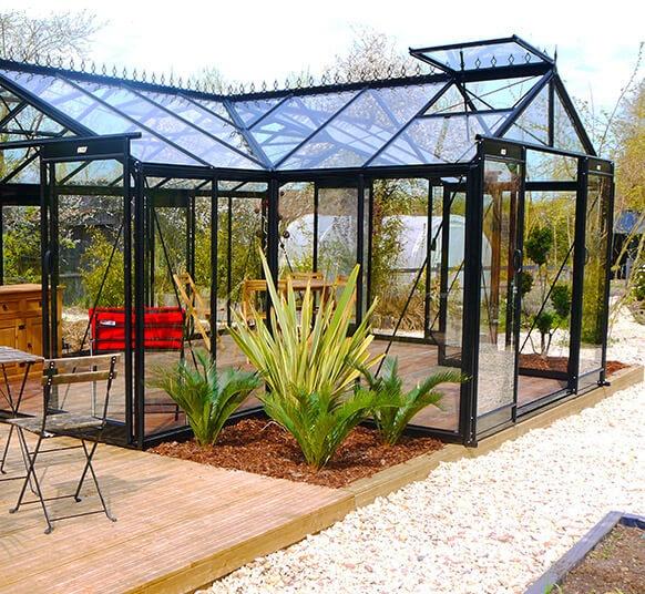 Oranżeria Sophie Oranżeria Sophie z wyposażeniem w ogrodzie